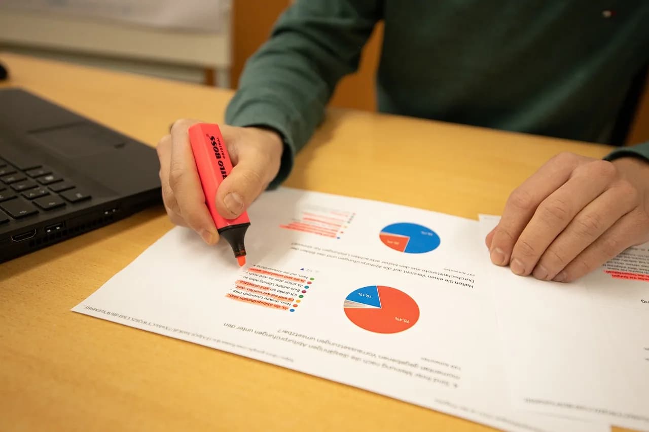 Financial Analyst vs Investment Banker – [Key 5 Differences]