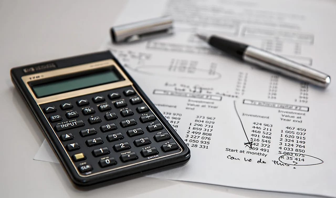 7 Career Options in Commerce with Maths (Scope & Salaries)
